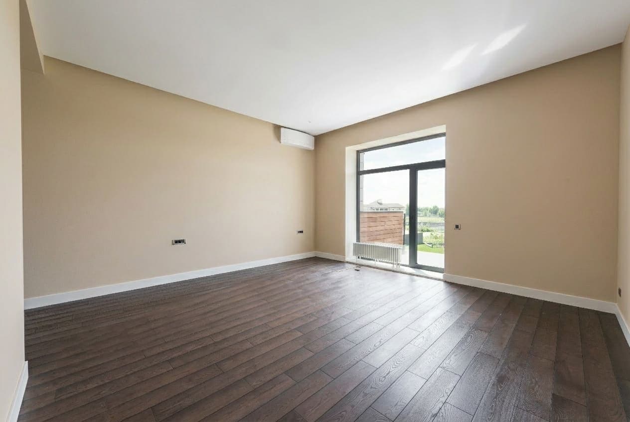 Zimmer mit beige gestrichener Wand