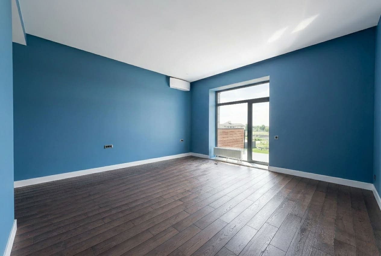 Zimmer mit blau gestrichener Wand