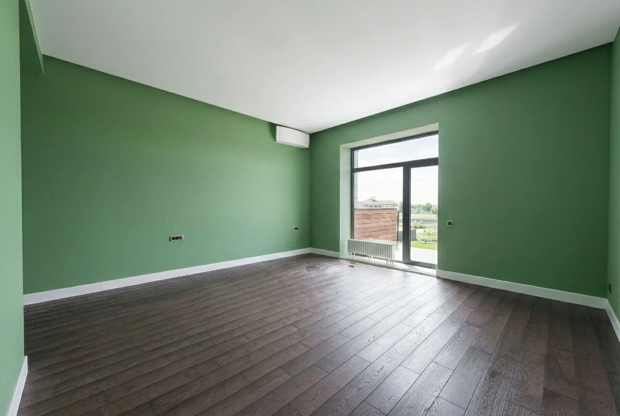 Zimmer mit grün gestrichener Wand