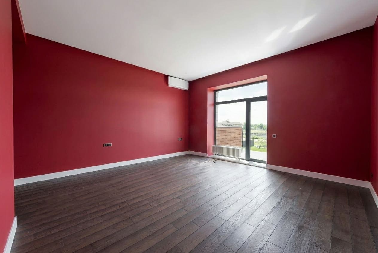 Zimmer mit rot gestrichener Wand
