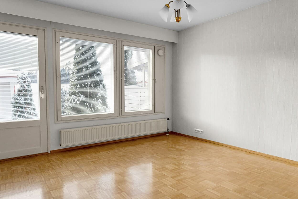 Wohnzimmer vor dem Einrichten - leerer Raum